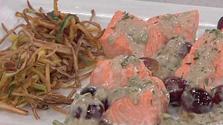Salm&oacute;n al cabrales con uvas 