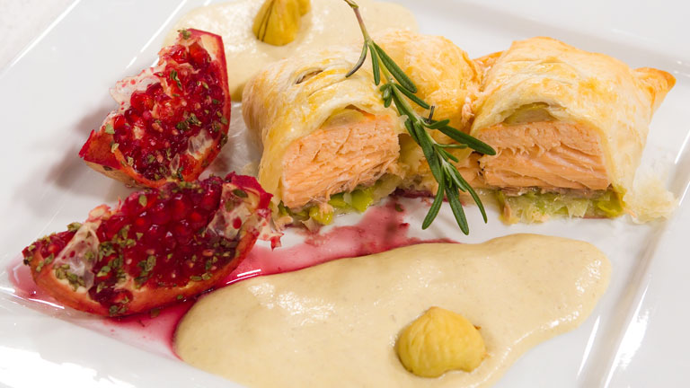 Saber cocinar - Salm&oacute;n hojaldrado con espuma de setas y gajos de granada al vino tinto 