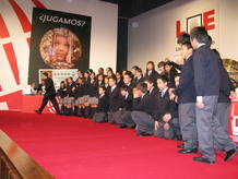 Todos los ni&ntilde;os del colegio de San Ildefonso posan ante los fot&oacute;grafos antes del comienzo del sorteo.