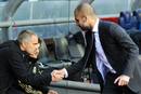 Los entrenadores, Pep Guardiola y Jose Mourinho, se saludan antes del Bar&ccedil;a-Madrid