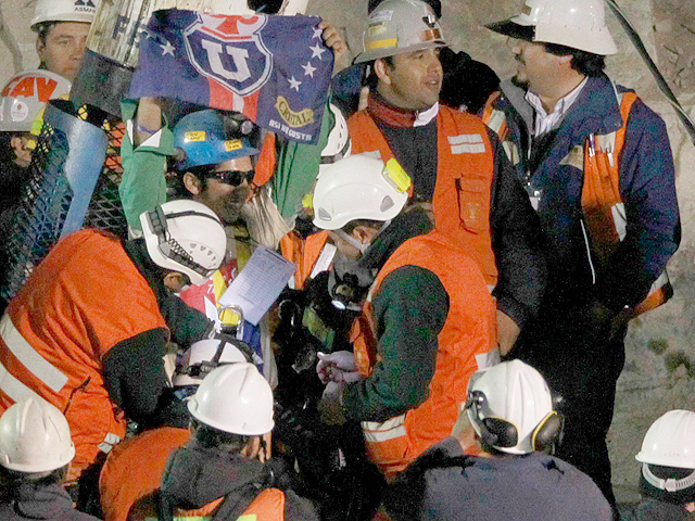 Chile rescata al quinto y m&aacute;s joven de los mineros