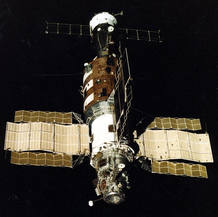 La Salyut 7 con la Soyuz T-14 acoplada.