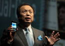 Fotograf&iacute;a facilitada por Samsung que muestra al presidente de la compa&ntilde;&iacute;a Samsung Electronics y Negocios de M&oacute;viles, Shin Jong-kyun, mientras habla durante el lanzamiento del Galaxy 2