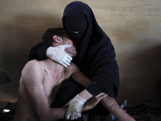 Samuel Aranda ha captado la fotograf&iacute;a del a&ntilde;o con la imagen de una mujer sosteniendo a un herido durante las protestas contra el presidente de Yemen, Abdal&aacute; Saleh
