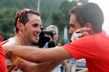 Samuel S&aacute;nchez abraza a Contador tras proclamarse campe&oacute;n.