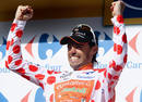 El ciclista espa&ntilde;ol Samuel S&aacute;nchez en el podio con el maillot de l&iacute;der de la monta&ntilde;a tras la decimonovena etapa del Tour de Francia, disputada hoy entre Modane y Alpe dHuez.