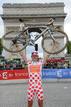 Samuel S&aacute;nchez levanta su bicicleta ante el Arco del Triunfo.