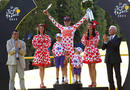 El ciclista espa&ntilde;ol del Euskaltel Euskadi, Samuel S&aacute;nchez, celebra junto a sus hijos y el director de la Vuelta a Espa&ntilde;a, Javier Guill&eacute;n, quien le coloc&oacute; el maillot de lunares, el triunfo en la clasificaci&oacute;n de la monta&ntilde;a en los Campos El&iacute;seos de Par