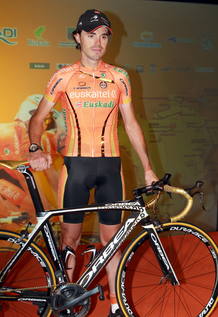 Samuel S&aacute;nchez posa con su bicicleta durante la presentaci&oacute;n.