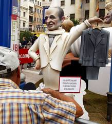 Alicante celebra la fiesta de San Joan con la crem&aacute; de ninots como el de Camps de esta imagen.