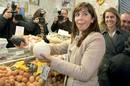 La presidenta del partido popular de Catalu&ntilde;a ( PPC ) y candidata a la presidencia de la Generalitat, Alicia S&aacute;nchez-Camacho, acompa&ntilde;ada de la secretaria general de los populares nacionales, Maria Dolores de Cospedal (d), durante la visita que han re