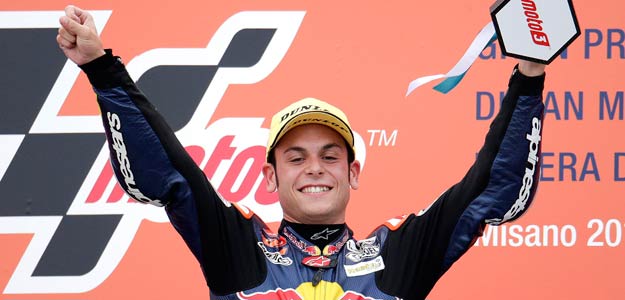 Sandro Cortese, piloto alem&aacute;n de KTM, celebra en el podio su victoria en el GP de San Marino de Moto2.