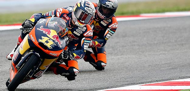 Sandro Cortese toma una curva por delante de su compa&ntilde;ero en KTM Arthur Sissis.