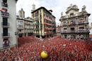 Tras el chupinazo, los asistentes se han puesto el traidicional pa&ntilde;uelicos que indican el inicio de las fiestas.