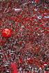 Las calles se ti&ntilde;en de rojo