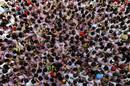 Los pamplonicas aglomerados en la Plaza del Ayuntamiento de Pamplona durante la celebraci&oacute;n del Chupinazo