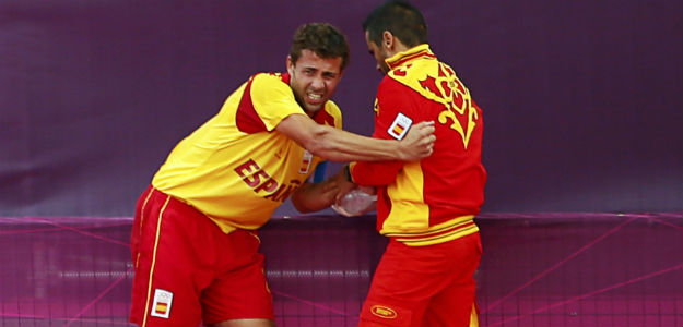 Santi Freixa recibe atenci&oacute;n del fisio de Espa&ntilde;a despu&eacute;s de sufrir su lesi&oacute;n ante Pakist&aacute;n