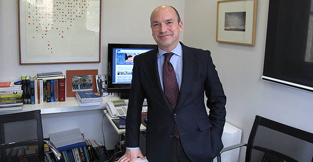 Santiago &Iacute;&ntilde;iguez, rector de la IE Universidad, en su despacho