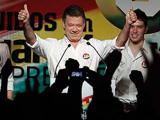 Ver v&iacute;deo  'Santos, el heredero de Uribe, gana la primera vuelta de las presidenciales colombianas'