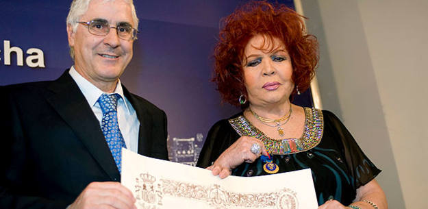 Sara Montiel, recibiendo la medalla al M&eacute;rito en el Trabajo en 2010.
