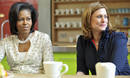 Sarah Brown y Michelle Obama charlan de forma distendida durante la visita a un centro oncol&oacute;gico en Londres