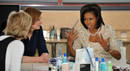 Sarah Brown y Michelle Obama hablan con empleados y pacientes de un centro oncol&oacute;gico