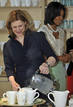 Sarah Brown sirve una taza de t&eacute; a Michelle Obama