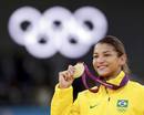 La brasile&ntilde;a Sarah Menezes celebrando la medalla de la victoria, tras ganar el oro en la competici&oacute;n de judo femenino -48kg en los Juegos Ol&iacute;mpicos de Londres 2012.