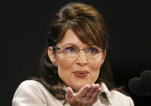 Sarah Palin env&iacute;a un beso a los delegados de la Convenci&oacute;n Republicana de Saint Paul en la que ha aceptado ser la n&uacute;mero dos de John McCain.