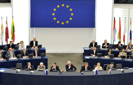 Nicol&aacute;s Sarkozy, presidente de turno de la UE, en un discurso ante el Parlamento Europeo