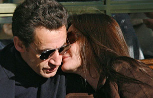 Ver v&iacute;deo  'Sarkozy y Bruni, la boda del a&ntilde;o'