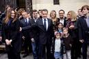 Sarkozy y Carla Bruni sonr&iacute;en tras emitir su voto.