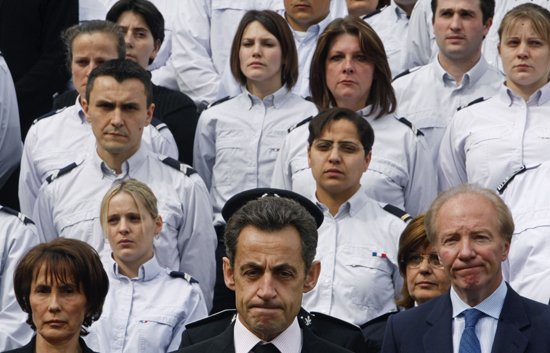 Sarkozy visita a la familia del polic&iacute;a asesinado por ETA