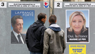 Ver v&iacute;deo  'Sarkozy y Hollande miran preocupados a otros candidatos'