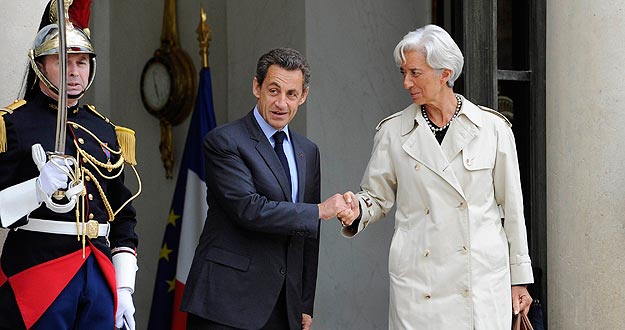 Sarkozy y Lagarde estrechan sus manos al finalizar el encuentro en el El&iacute;seo.