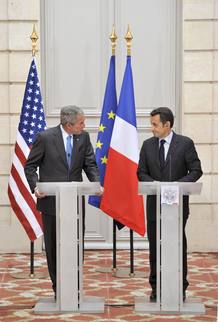 El presidente franc&eacute;s, Nicol&aacute;s Sarkozy y el presidente estadounidense, George W Bush, dan una rueda de prensa conjunta en el Palacio del El&iacute;seo en Par&iacute;s.