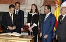 Sarkozy ha firmado tambi&eacute;n en el libro de Honor del Congreso en presencia de su esposa, Carla Bruni.