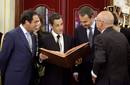 Sarkozy ha recibido un facs&iacute;mil de la Constituci&oacute;n y la medalla del Senado.
