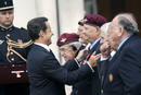 Sarkozy impone medalles de la Legi&oacute;n de Honor a veteranos de la Segunda Guerra Mundial, en el Hospital Royal Chelsea de Londres.