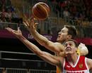Sasha Kaun de Rusia disputa el bal&oacute;n con Aron Baynes de Australia durante el partido de la ronda preliminar Grupo B de baloncesto.