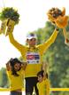 Sastre celebra su victoria sobre el podio junto a sus hijos, Claudia (izda) y Yeray (dcha), al t&eacute;rmino de la &uacute;ltima etapa del Tour de Francia.