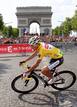Sastre pasa delante del Arco del Triunfo, en los Campos El&iacute;seos, durante la &uacute;ltima etapa del Tour de Francia que ha transcurrido en Par&iacute;s.