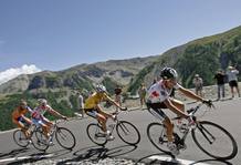 Sastre rodando delante de su compa&ntilde;ero de equipo, hasta hoy l&iacute;der, Schleck