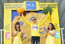Sastre sonr&iacute;e desde el podio tras proclamarse vencedor virtual del Tour de Francia tras la pen&uacute;ltima etapa.