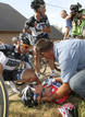 El pav&eacute;s en la etapa de Arenberg se cobr&oacute; a Franck Schleck, hermano y gregario de lujo para Andy Schleck en el Saxo Bank, y dio paso a la primera gran pol&eacute;mica del Tour.