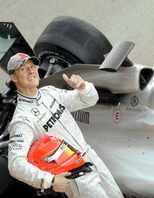 El piloto alem&aacute;n de Mercedes, Michael Schumacher, posa junto a su monoplaza durante los entrenamientos realizados en el circuito Ricardo Tormo de Cheste, en Valencia.