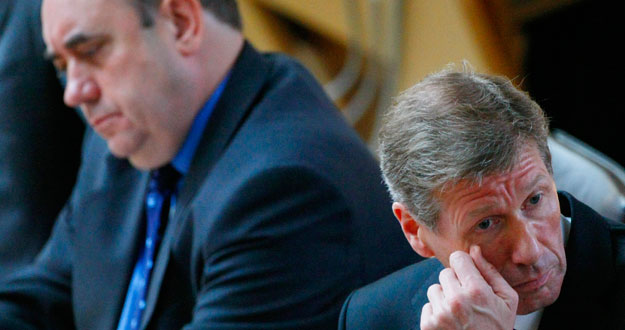 El ministro de Justicia escoc&eacute;s, Kenny MacAkill, a la izquierda durante su comparecencia en el parlamento regional.