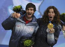 Scott Lago celebra la medalla de bronce en halfpipe junto al tambi&eacute;n estadounidesne Shaun White.