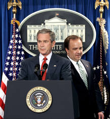 Scott McClellan detr&aacute;s de George Bush