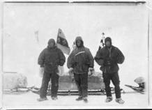 Robert F. Scott (centro) junto a Ernest Shackleton (izquierda) y Edward Wilson en la Antártida en noviembre de 1902 Robert F. Scott (centro) junto a Ernest Shackleton (izquierda) y Edward Wilson en la Antártida en noviembre de 1902